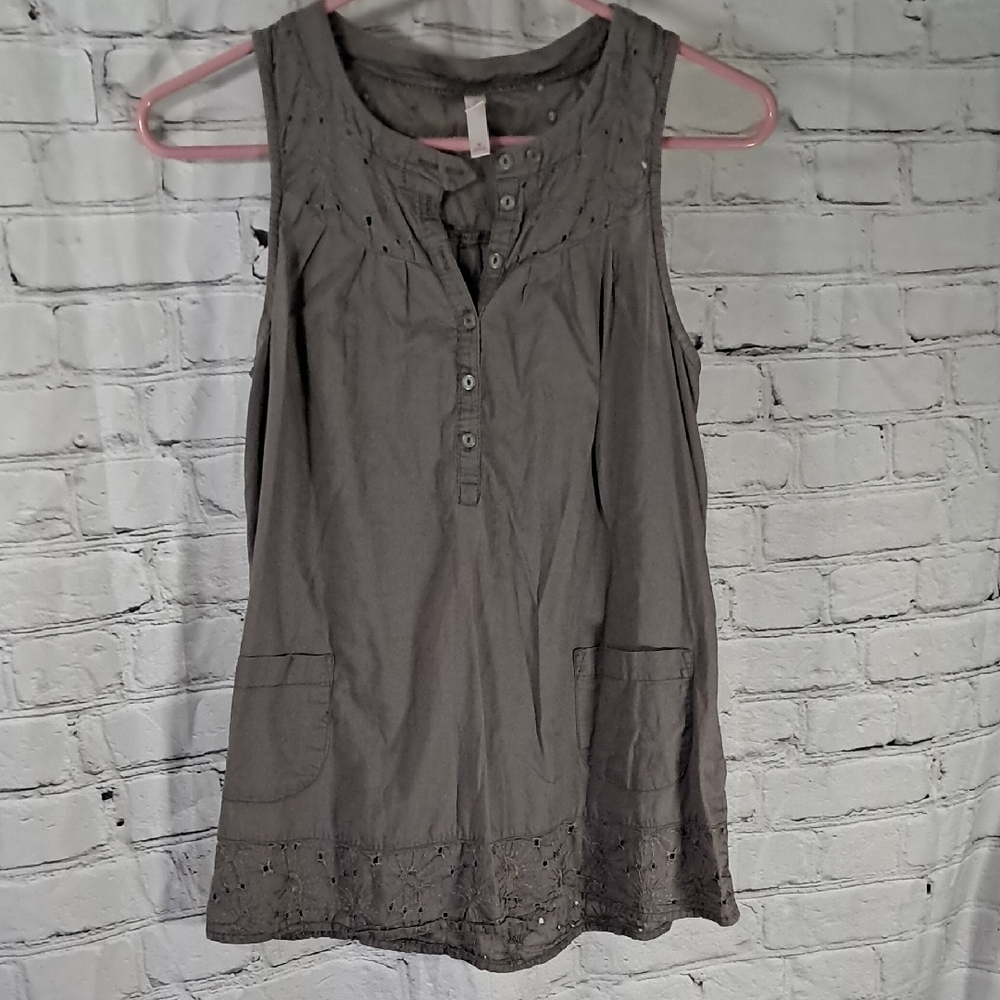 Medium Gray Cotton Sleeveless Eyelet Blouse By Xhilaration.